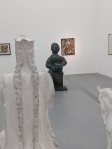 Gegenüberstellung im Raum für entartete Kunst.