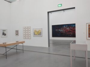 Blick  auf "das Jahrzehnt des Aufbruchs, Wiener Aktionismus, Pop-Art und Informel 
im Vordergrund Roi Lichtenstein Stillife with cheese https://sammlung.lentos.at/panoptikum/archives/v5_lentos/mitems/17615306-303d-49d7-a241-c4de39a6e4a5?queryId=&queryExp=
