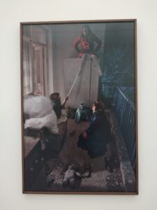 Güres Nilbar/The front balcony

https://sammlung.lentos.at/panoptikum/archives/v5_lentos/mitems/c96b2bc4-1a17-11e3-a95a-005056ad41ee?queryId=4ca3addf-172d-4dc2-ace9-a6b736523f89&queryExp=Balkon