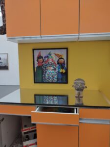 Ansicht Knebel Jakob Lena, Installation "Frau 49 Jahre alt" 
https://sammlung.lentos.at/panoptikum/archives/v5_lentos/mitems/14142d51-1d1d-11eb-80f8-005056892ac6?queryId=dd10da16-e693-4a59-9a2d-6750997604e2&queryExp=K%C3%BCche